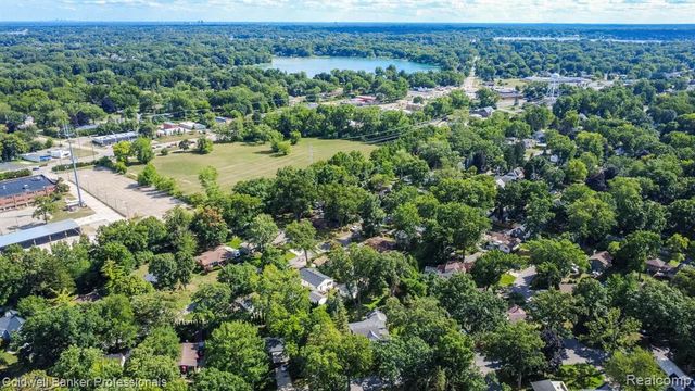 2135 Pontiac Drive, Sylvan Lake, MI 48320