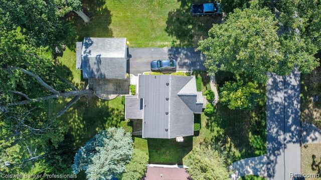 2135 Pontiac Drive, Sylvan Lake, MI 48320