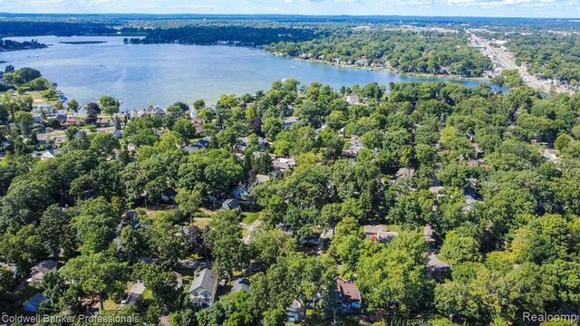 2135 Pontiac Drive, Sylvan Lake, MI 48320