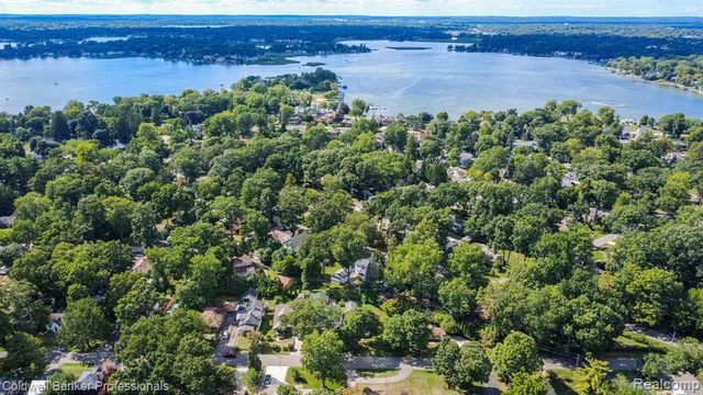 2135 Pontiac Drive, Sylvan Lake, MI 48320