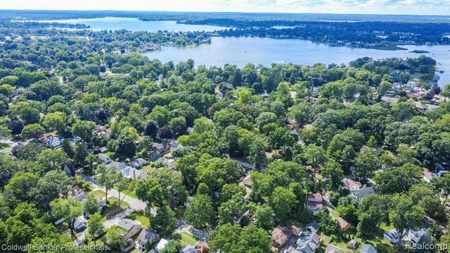 2135 Pontiac Drive, Sylvan Lake, MI 48320
