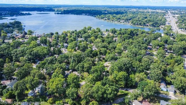 2135 Pontiac Drive, Sylvan Lake, MI 48320
