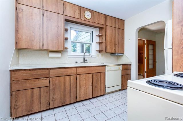 2135 Pontiac Drive, Sylvan Lake, MI 48320