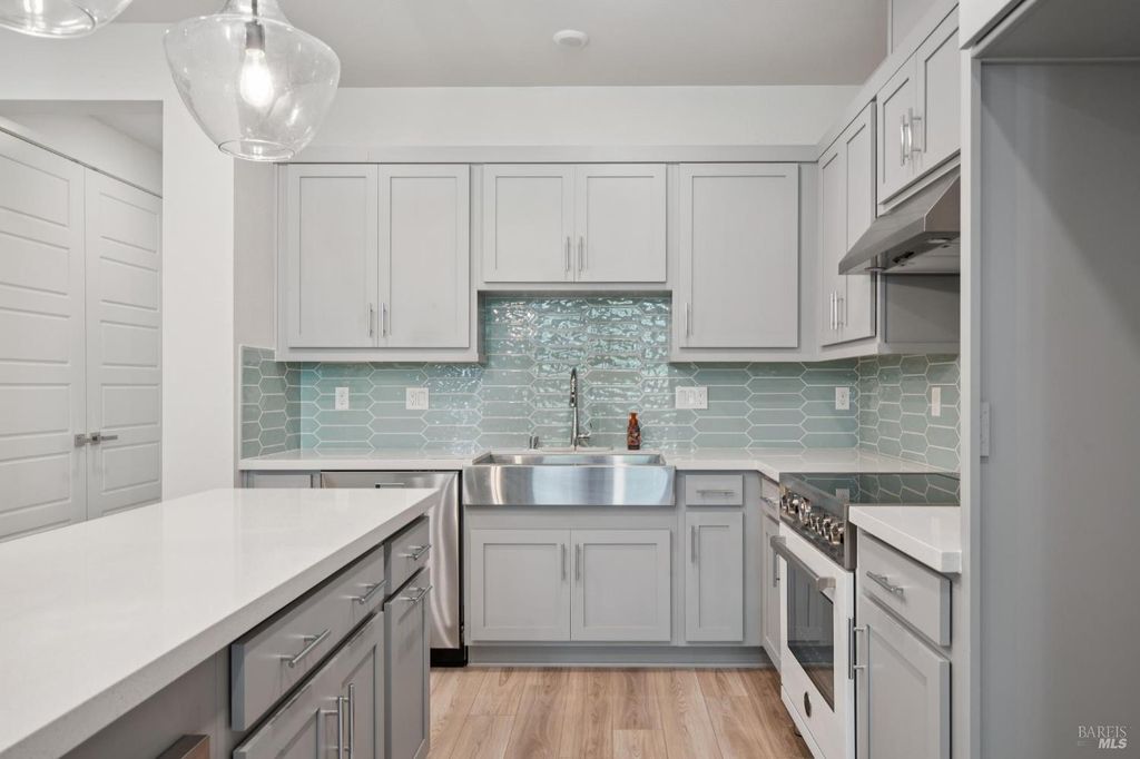 218 Verandah Ave, Novato, CA 94945