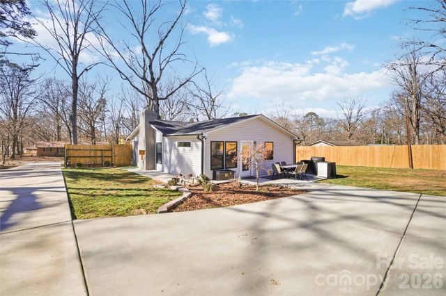 300 Forest Park Road, Matthews, NC 28104