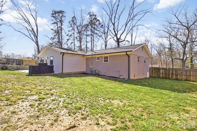 300 Forest Park Road, Matthews, NC 28104