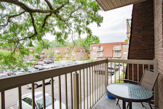 701 W Central Road B4, Mount Prospect, IL 60056
