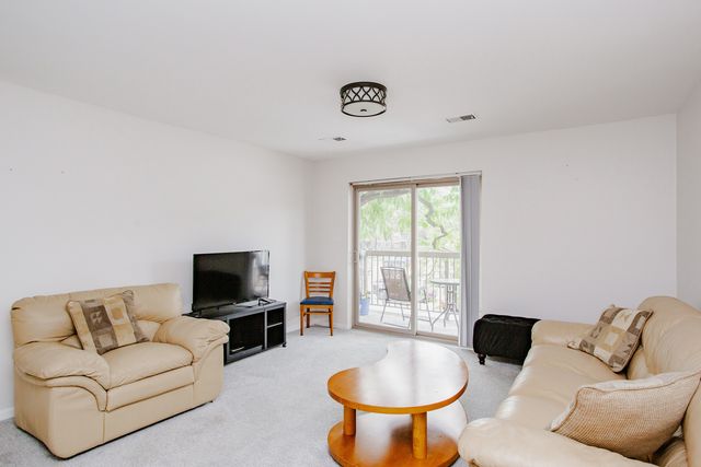 701 W Central Road B4, Mount Prospect, IL 60056