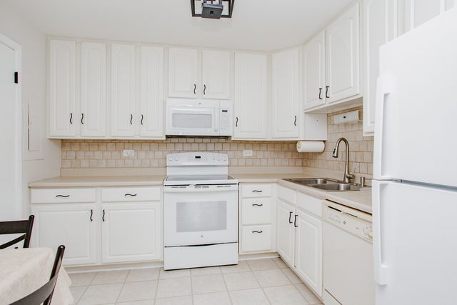 701 W Central Road B4, Mount Prospect, IL 60056