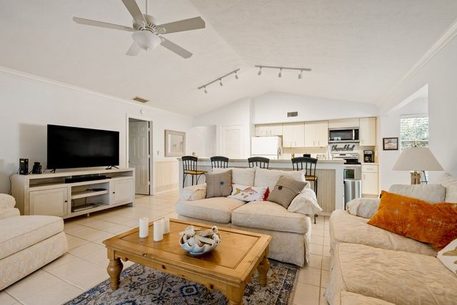 1295 Winding Oaks Circle 807, Vero Beach, FL 32963