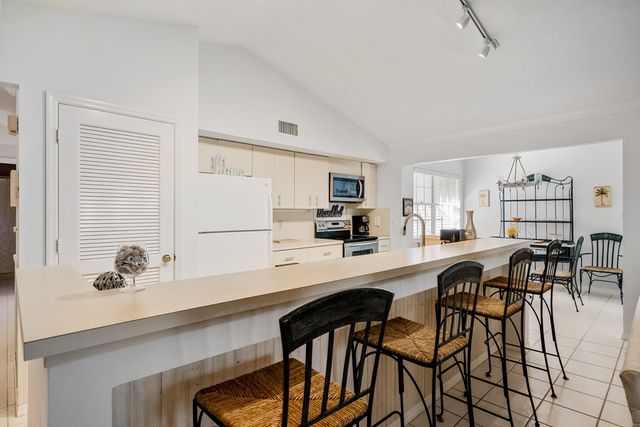 1295 Winding Oaks Circle 807, Vero Beach, FL 32963