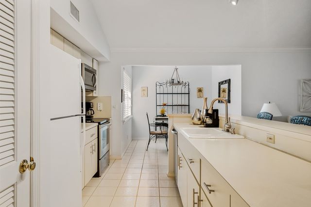 1295 Winding Oaks Circle 807, Vero Beach, FL 32963