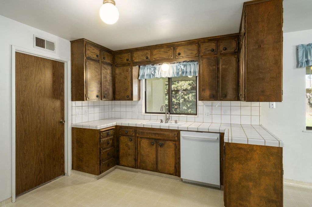 Image 15 of property listing at 6697 N Teilman Avenue, Fresno, CA 93711