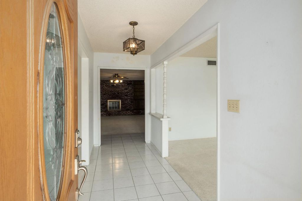 Image 5 of property listing at 6697 N Teilman Avenue, Fresno, CA 93711