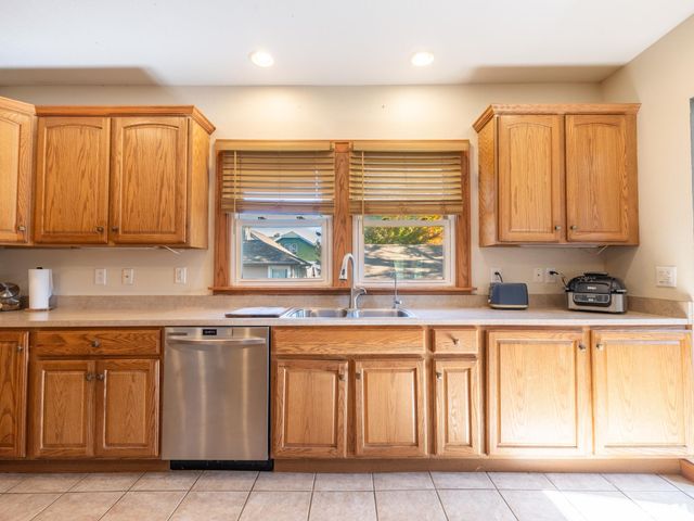 700 E MAYWOOD Avenue, Peoria, IL 61603