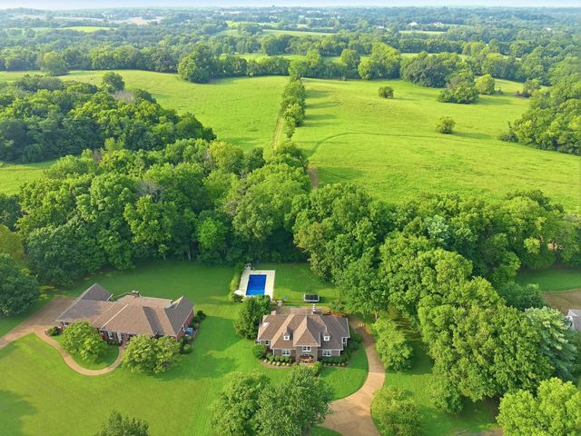 301 Kippsford Pond Rd, Columbia, TN 38401
