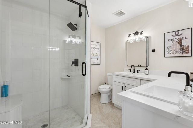 2818 E CLARENDON Avenue, Phoenix, AZ 85016