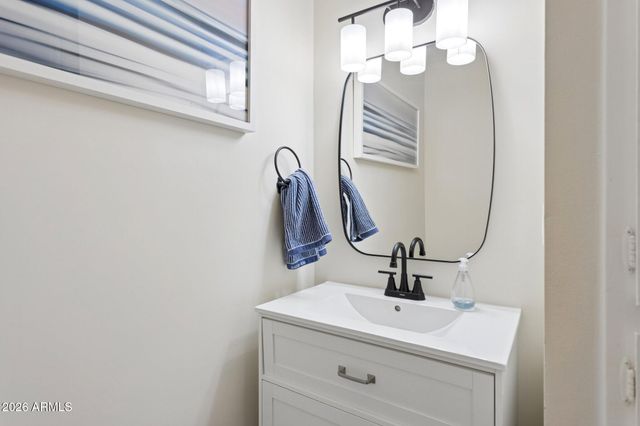 2818 E CLARENDON Avenue, Phoenix, AZ 85016