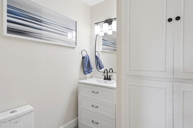 2818 E CLARENDON Avenue, Phoenix, AZ 85016