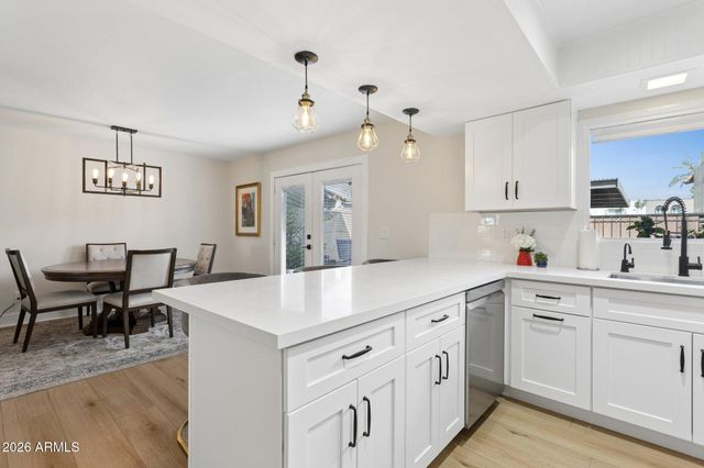 2818 E CLARENDON Avenue, Phoenix, AZ 85016