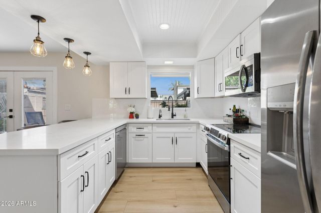 2818 E CLARENDON Avenue, Phoenix, AZ 85016