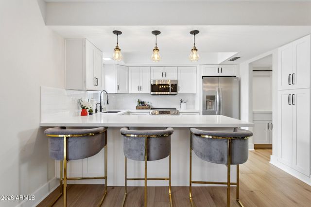 2818 E CLARENDON Avenue, Phoenix, AZ 85016