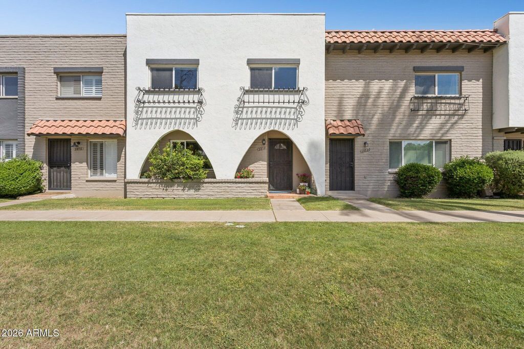 2818 E CLARENDON Avenue, Phoenix, AZ 85016