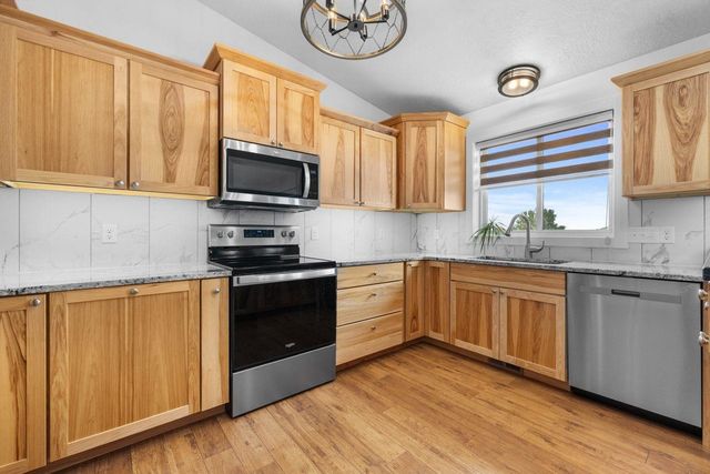 2033 Lakeside Street, Minot, ND 58703