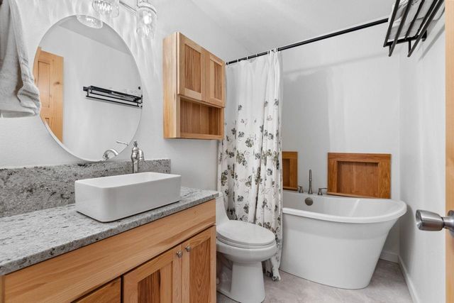 2033 Lakeside Street, Minot, ND 58703