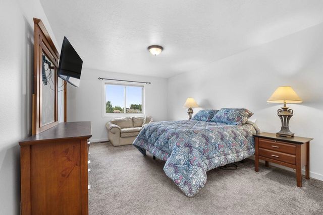2033 Lakeside Street, Minot, ND 58703