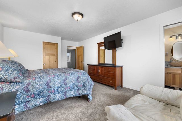 2033 Lakeside Street, Minot, ND 58703