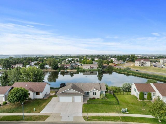 2033 Lakeside Street, Minot, ND 58703