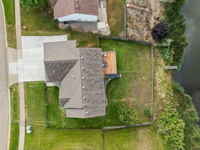 2033 Lakeside Street, Minot, ND 58703