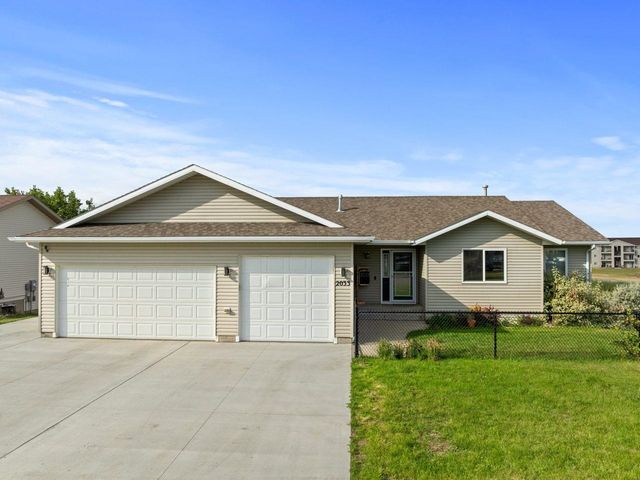 2033 Lakeside Street, Minot, ND 58703