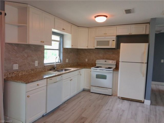 893 Iris DR, North Fort Myers, FL 33903
