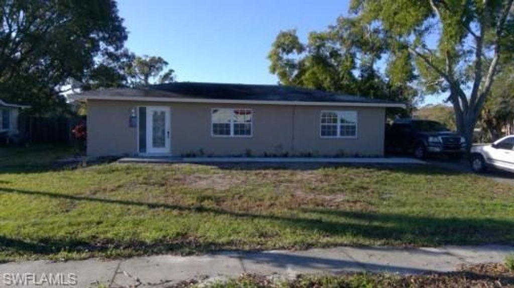 893 Iris DR, North Fort Myers, FL 33903