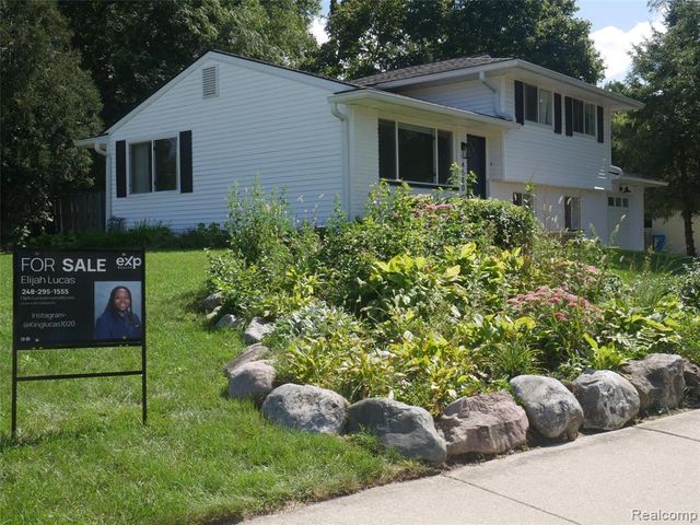 4580 Chadsworth Street, Commerce Twp, MI 48382