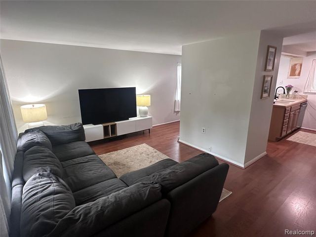 4580 Chadsworth Street, Commerce Twp, MI 48382