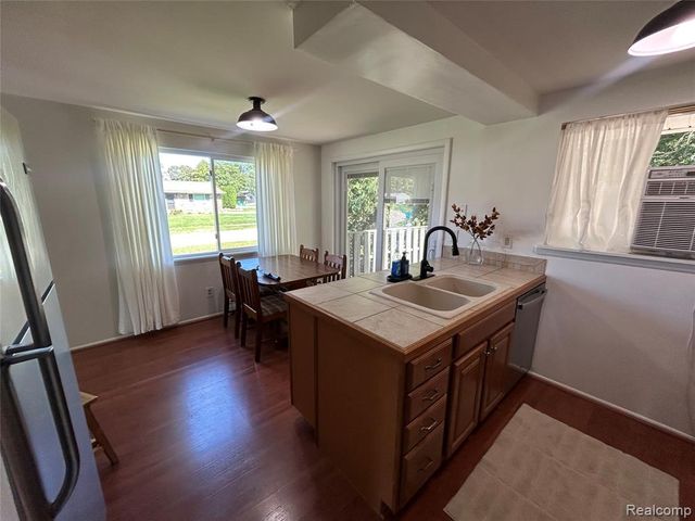 4580 Chadsworth Street, Commerce Twp, MI 48382