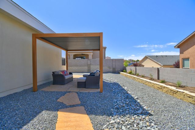 18 Camel Road, Los Lunas, NM 87031