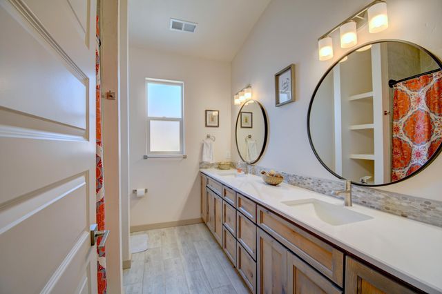 18 Camel Road, Los Lunas, NM 87031