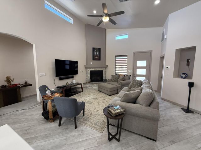 18 Camel Road, Los Lunas, NM 87031