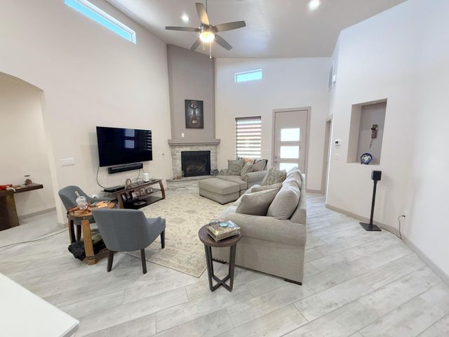 18 Camel Road, Los Lunas, NM 87031