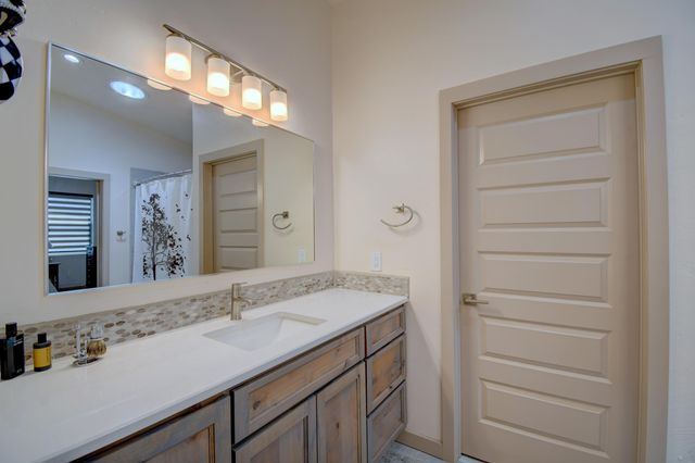 18 Camel Road, Los Lunas, NM 87031