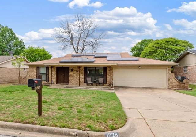 1025 Livingston Drive, Hurst, TX 76053