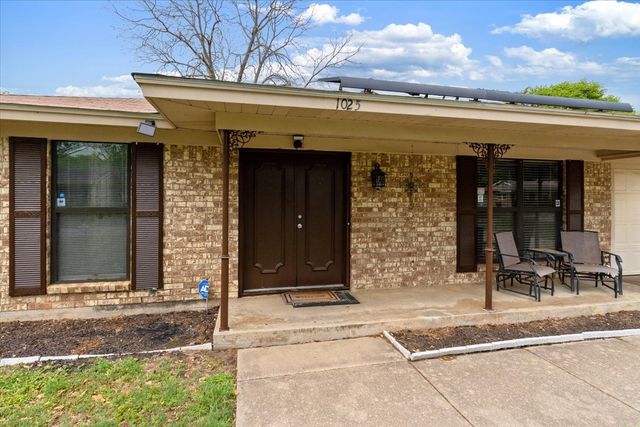1025 Livingston Drive, Hurst, TX 76053