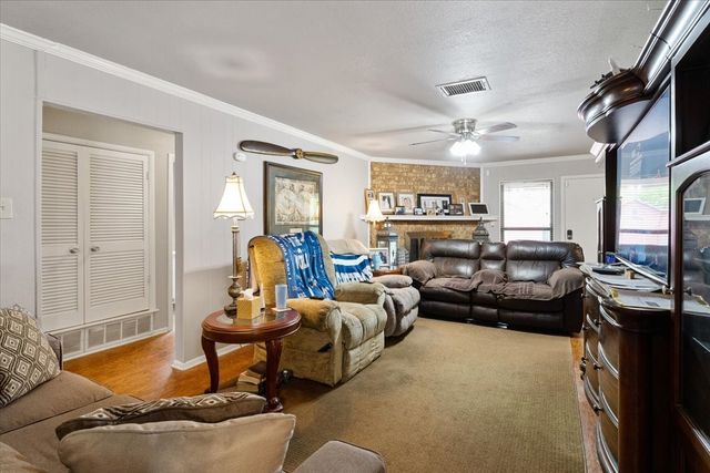 1025 Livingston Drive, Hurst, TX 76053
