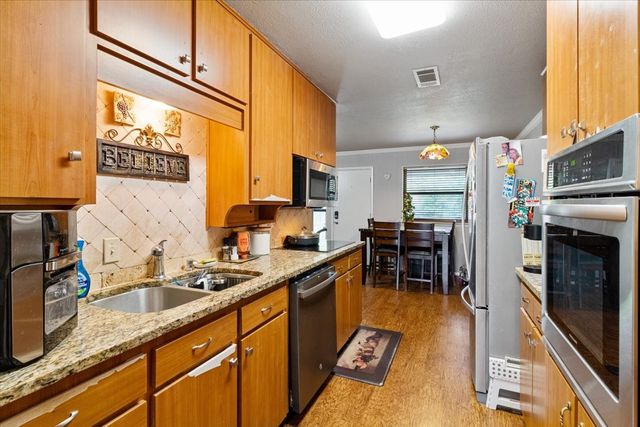 1025 Livingston Drive, Hurst, TX 76053