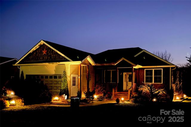 371 Beechnut Drive, Hendersonville, NC 28739