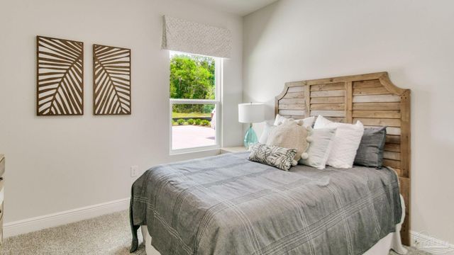 8662 Russellcross Blvd, Pensacola, FL 32507